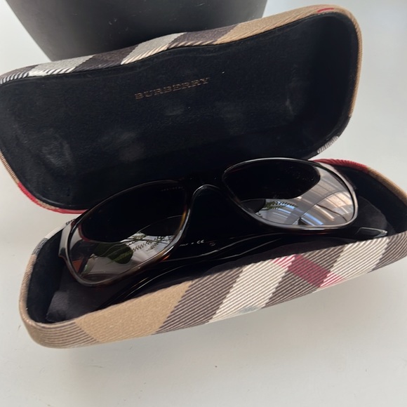Beautiful Burberry Sunglasses with sunglass case and cleaning cloth! - Picture 6 of 7